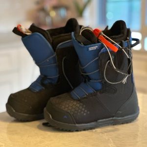 Kids Burton snowboard boots size 7 new condition. Wore one season a few times